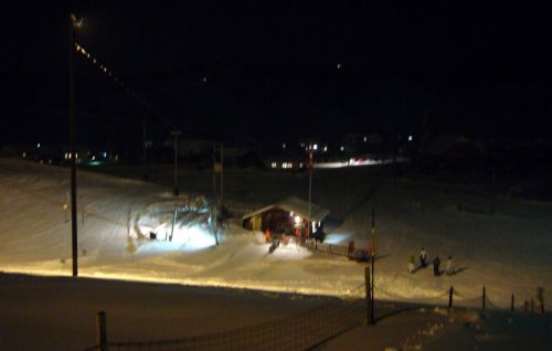 Die beiden parallelen Lifte wurden 1965 bzw. 1969 erbaut (der antike 1965er von Müller stand ab 1950 in Sörenberg; der von 1969 stammt von Baco Steffisburg) - [url=http://www.skilift-linden.ch/mythos/]siehe auch Skilift-Website[/url]
