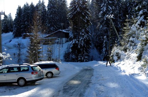 ... bis zum Parkplatz bei der Skilift-Talstation.
