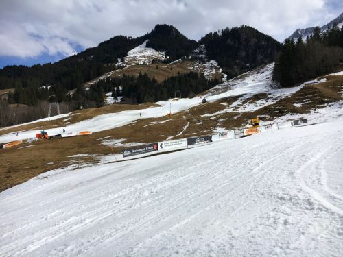 Dank Kunstschnee gute Sulz-Pisten bis unten
