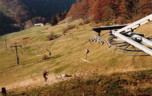 Tagesausflug mit der Primarschule auf die Wasserfallen im Baselbieter Jura - damals stand der [url=http://www.jacomet.ch/themen/skilift/album/thumbnails.php?album=31]Skilift Chellenchöpfli[/url] noch. Die Gehänge müssen die Vorgänger der BSG 77 gewesen sein.
