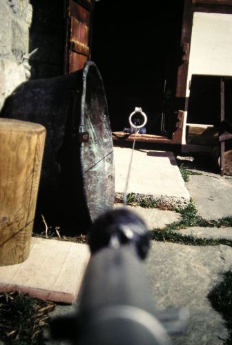 Lange Zeit war unklar, ob es - [url=http://www.jacomet.ch/themen/skilift/album/thumbnails.php?album=89]anhand dieser Pläne war dies anzunehmen[/url] - ein Oehler-Gehänge war. [url=http://www.jacomet.ch/themen/skilift/album/thumbnails.php?album=114]Dieses Bild[/url] lieferte aber zusammen mit den Originaldokumenten aus dem Bergbahnarchiv den Beweis, dass es Doppelmayr-Gehänge sein müssen.
