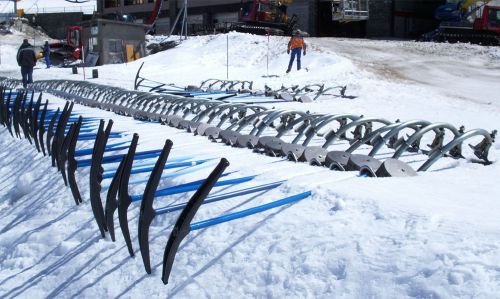 Zermatt, Skilift Gandegg, 3. Mai 2006: Die Röhrs-Gehänge werden neu gesetzt
