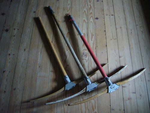 Drei Verwandte: Der Tebru-Prototyp aus Theo Brunners Nachlass (links), bis 2006 im Einsatz gestandener Tebru-Bügel, WSO-Metallbügel mit selten viel Plastik (Geschenk Claude Gentil) als Kopie von Theo Brunners Werk
