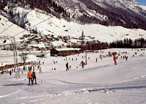 Splügen ca. 1960er-Jahre, mit typischen Tebru-Masten (später von WSO 1:1 übernommen) - die Gehänge sind eine Seltenheit, vermutlich ist keines erhalten (Postkarte, Archiv Jakob Schuler) 
