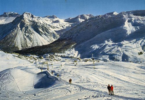 Carmenna-Skilift, 1960er-Jahre (1938 nach System Constam erbaut, [url=http://seilbahn-nostalgie.ch/skilifte.html]siehe hier[/url]), Postkarte 43 F (Benker Foto & Verlag Arosa), gestempelt 11.4.1967, Archiv J. Schuler. Die vorderste sichtbare Stütze scheint noch aus Holz zu sein?
