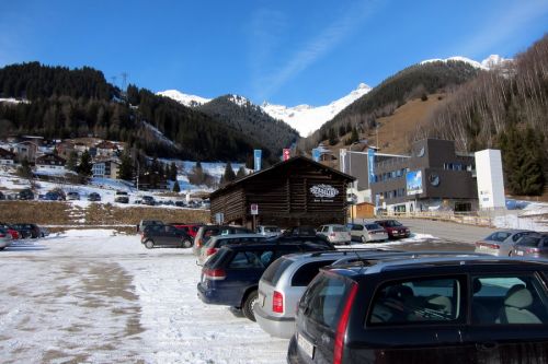 Freitag, 28. Januar 2011 - wenig bis kein Schnee bei der Talstation in Disentis
