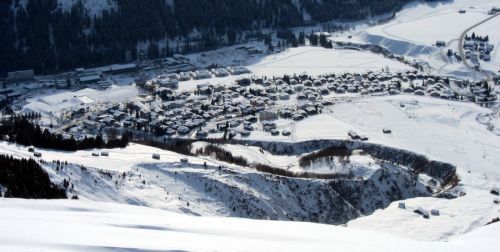 Sedrun mit NEAT-Baustelle und Übungshang Valtgeva
