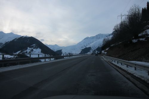 Schon neu gebautes Stück Strasse zwischen Disentis und Sedrun...
