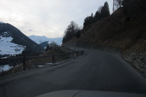 ... und das diesen Sommer (2011) noch neu zu bauende - das letzte Stück Oberalpstrasse in der Surselva "old style"
