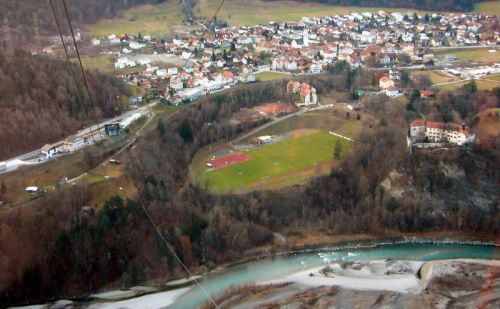 Dezember 2007, mit Blochers Schloss
