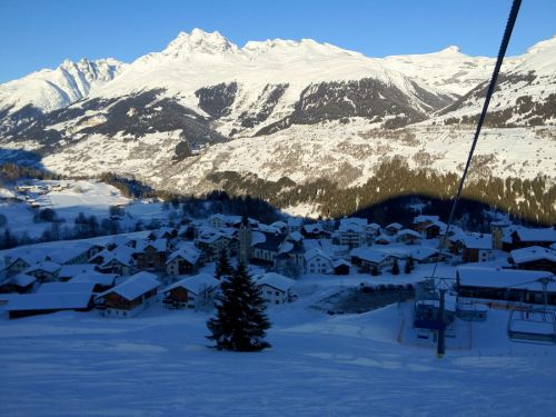 [url=http://www.jacomet.ch/themen/skilift/album/displayimage.php?pos=-4190]So sah es hier[/url] in den 1960ern aus
