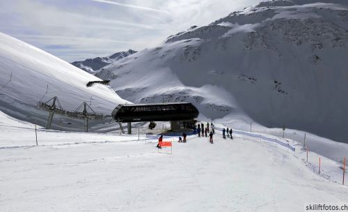 Sesselbahn Schneehüenerstock, 6.4.2018 - Video einer Fahrt mit der Anlage inkl. Pistenabfahrt [url=https://www.youtube.com/watch?v=JiwrjzBzWS4]hier[/url]

