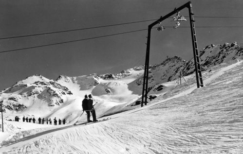 Skilift Gurschen (Doppelmayr, 1962, baugleich mit dem ersten Bügellift in [url=http://www.jacomet.ch/themen/skilift/album/thumbnails.php?album=114]Sedrun-Valtgeva[/url]), [url=http://www.alpinforum.com/forum/viewtopic.php?p=316537]mehr dazu hier[/url]. Postkarte, Verlag Ernst Christen, Andermatt, Archiv J. Schuler. [url=http://www.youtube.com/watch?v=yJuPkBQ9clg]YouTube-Video von 2009 hier[/url]!
