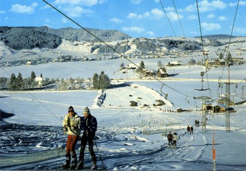 Postkarte Skilifte Birchli-Freiherrenberg, Einsiedeln, ca. 1970er-Jahre (Archiv [url=http://skilift-nostalgie.ch]Jakob Schuler[/url]). Ein Original-Ticket (Einzelfahrt) ist [url=http://www.jacomet.ch/themen/skilift/album/displayimage.php?pos=-10538]hier abrufbar[/url].
