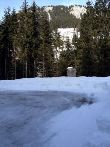 Voll vereiste Strasse auf dem Weg zur Sesselbahn Haldigrat
