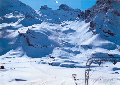 Postkarte ca. Anfang 1980er-Jahre aus Engelberg: "Trübsee (1800m - 6000 feet) ob Engelberg, Bitzi-Skilift mit Blick auf Jochpass-Lift", Verlag Karl Engelberger, Stansstaad, Nr. 9647. Abgeschickt am 13.3.2002, Privatarchiv K+L Amt für Information des Kantons Bern.
