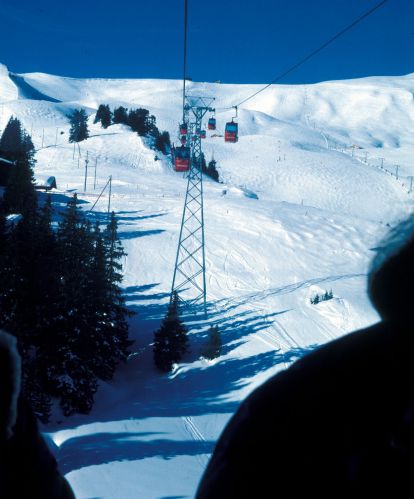 In der 4er-Gondelbahn Grindelwald-Männlichen, Februar 1982 (Diascan). Rechts aussen: Skilift Männlichen.
