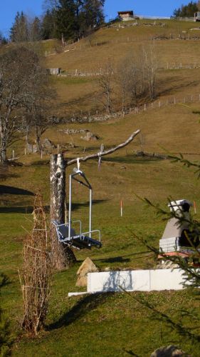 Sieht nach einem alten Sessel der SB Läger aus - hängt beim Mönchblick in Wengen in einem Garten (Januar 2007)
