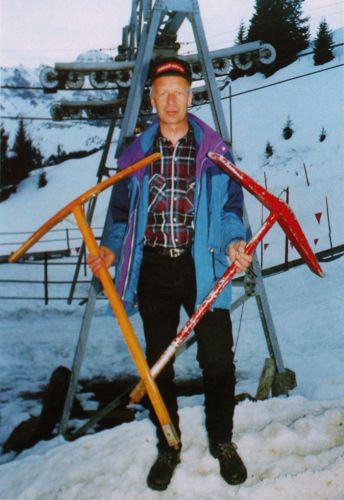 Lorenz von Allmen anno 1997 als Betriebsleiter des Schiltgrat- Lifts mit zwei alten Skiliftbügeln (links Holz, rechts Alu). Er begrüsste den Ersatz des Schlepplifts durch eine Sesselbahn: «Die Anlage war ausserordentlich steil, und das führte besonders bei Schneemangel bisweilen zu ernsthaften Stürzen.» Die 4er-Sesselbahn wurde von Juni bis Dezember 1998 für 4 Mio Franken gebaut. (Quelle: Geschäftsbericht der Schilthornbahn 1997, Seite 6)
