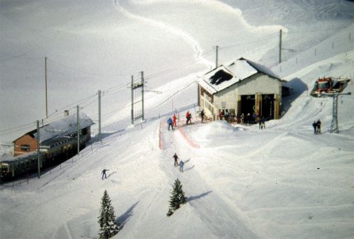 Talstation Salzegg, März 1982 (damals noch keine Selbstbedienungs-Gehänge). Der Lift wurde 1959 vermutlich von Oehler gebaut und später von Küpfer revidiert.

