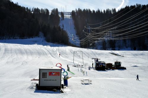 ...  hier beginnt der wohl letzte regelmässig in Betrieb stehende Tebru-Skilift der Welt (mehr Bilder von der Anfahrt [url=http://www.jacomet.ch/themen/skilift/album/thumbnails.php?album=248]hier[/url])
