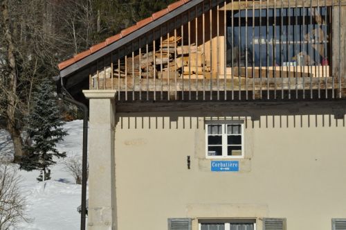 Gemäss der Landeskarte heisst der Teil von Corbatière beim Skiliftgelände "L'Abbaye"
