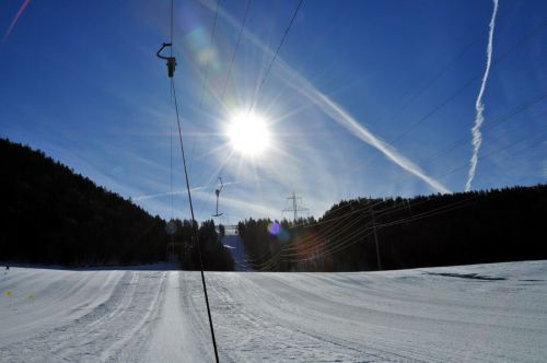 Der Skilift erschliesst einen sehr flachen Übungshang, wo zahlreiche Kinder aus der Region ihre ersten Schwünge erlernen
