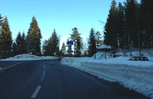 Dies ist die Fortsetzung des [url=http://www.jacomet.ch/themen/skilift/album/thumbnails.php?album=278]Skitages vom 18. Januar 2012 im Vallée de Joux[/url], hier am Col du Mollendruz biegt man links Richtung Vaulion ab
