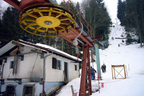 29. Januar 2009 - [url=https://www.rts.ch/play/tv/12h45/video/jura--le-demontage-du-teleski-de-grandval-nest-pas-une-mince-affaire?urn=urn:rts:video:15363450]der Skilift wurde 2024 demontiert[/url]
