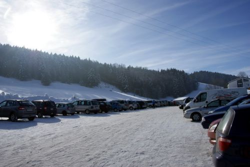 Der schon volle Skilift-Parkplatz - heute findet ein Schülerskirennen statt
