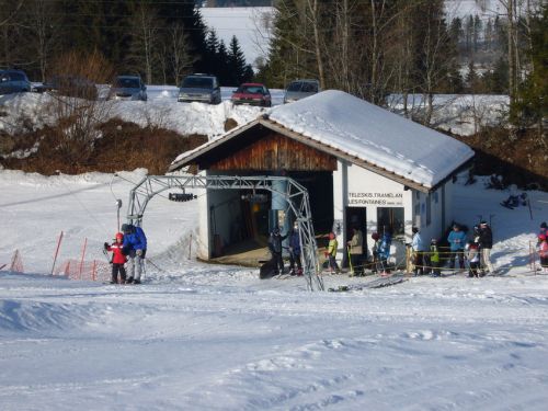 Talstation Les Fontaines - im Innern hats noch Müller-Holzbügel...
