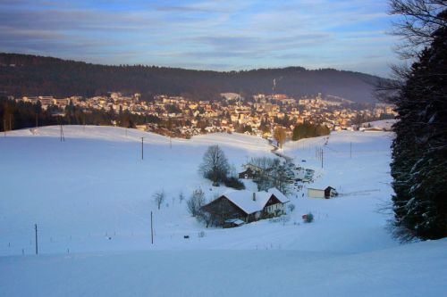 Blick auf der letzten Abfahrt auf die Talstation und [url=http://www.tramelan.ch]Tramelan[/url]
