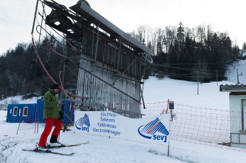 Der Reporter von skiliftfotos.ch bestaunt das wunderbare Objekt und schickt von Bilder davon auf Facebook (Foto: db.)
