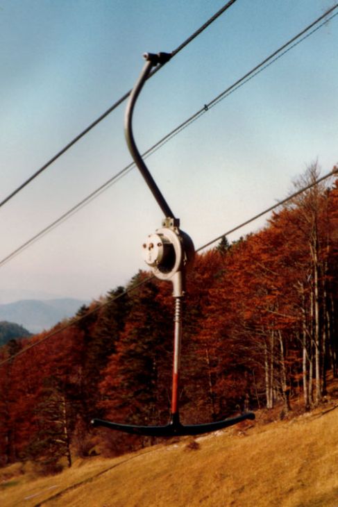 Interessantes frühes Hydro-Gehänge am Skilift Chellenchöpfli (Borer), Oktober 1983. Man beachte: Interessante Kombination [url=http://www.jacomet.ch/themen/skilift/album/index.php?cat=5]aus Tebru-, Müller- und WSO-Gehängen[/url]!
