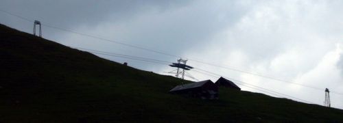 Stützen am Horizont: Skilift Espel, Chäserrugg-Seilbahn
