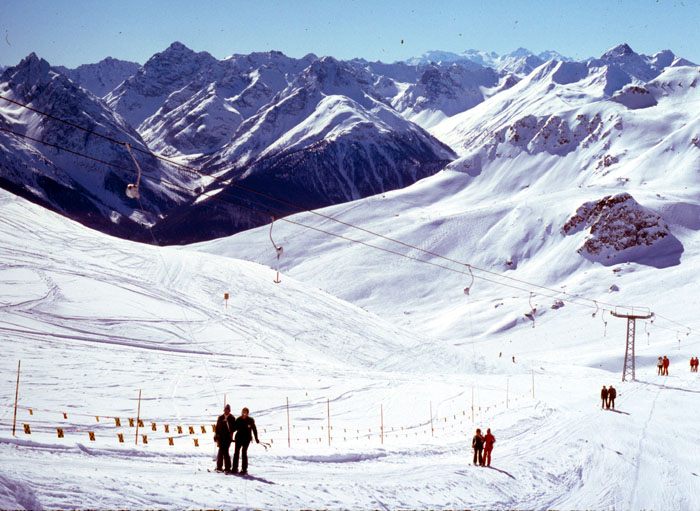 Bergstation Februar 1980 (erst ein Lift!) mit [url=http://www.jacomet.ch/themen/skilift/album/thumbnails.php?album=52]SL9-Gehängen[/url]
