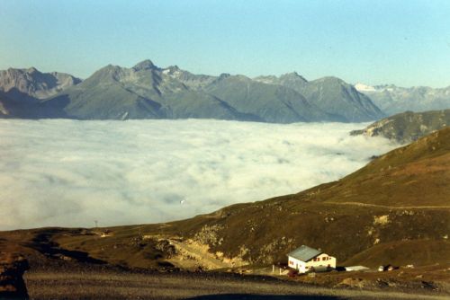 Nebelmeer, Schlivera, Blickrichtung Prui, ca. frühe 1970er-Jahre (Archiv WSO Oetwil / Nachlass W. Städeli). Der WBB-Lift Prui-Schlivera und seine Trasse sind noch brandneu.
