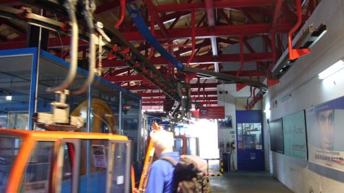 Neue Habegger-Gondelbahn (Habegger mit Giovanola-Klemmen, rot), Talstation, 25. März 2007
