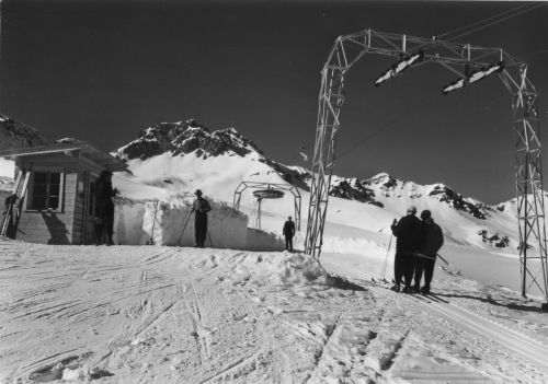 Als der Lift noch auf der Motta Naluns stand: Bergstation Schlivera mit Abbügel-Wart (Archiv WSO Oetwil / Nachlass W. Städeli), vermutlich frühe 1960er-Jahre
