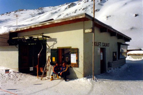 Skilift Calmut, März 1985 - der GMD-Lift wurde am Schluss seiner Lebensdauer sogar noch mit Langbügeln ausgerüstet!

