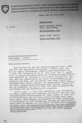 Brief des Eidg. Post- und Eisenbahndepartementes vom 16. Juli 1959 an Benedetg und Fidel Venzin: Offenbar haben Venzins am 19.6.1959 schon mit dem Bau begonnen und wurden unter Strafandrohung gezwungen, die Arbeiten einzustellen... auf das Gesuch wird aus verschiedenen Gründen nicht eingetreten.
