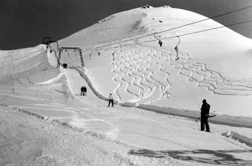 1982 verkauften Stiafen und Benedetg Venzin den Skilift an die Bergbahnen Sedrun. Fidel war laut Roman Schmid (siehe oben) schon vorher aus der Gesellschaft ausgestiegen und ins Lugnez umgezogen. Benedetg verübte später Selbstmord. Bild aus dem Archiv der Bergbahnen Sedrun von ca. 1983 (mit neuen Borer-Gehängen).
