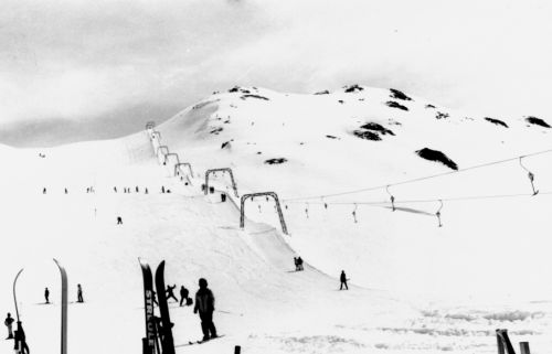 Ostern 1983: Der erste Winter, in dem der Calmut-Skilift den Bergbahnen Sedrun gehörte, geht zu Ende. Eigene Aufnahme skiliftfotos.ch
