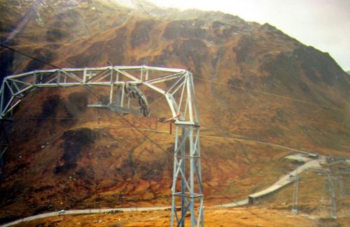 ... nur das Seil muss noch eingezogen werden (Archiv Bergbahnen Sedrun). Der Lift wurde gemäss Jahresbericht der Bergbahnen 1987/88 am 5. Dezember 1987 eröffnet und steht seither bis heute in Betrieb. Damit schliesst sich 1987 ein Kreis - der 1959 geplante Sessellift hätte wohl die selbe Trasse gehabt. Der Ersatz des WSO-Skiliftes durch eine Sesselbahn wird immer wieder diskutiert.
