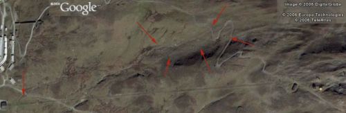 Auf dem Satellitenbild sichtbare Skilift-Überresten
