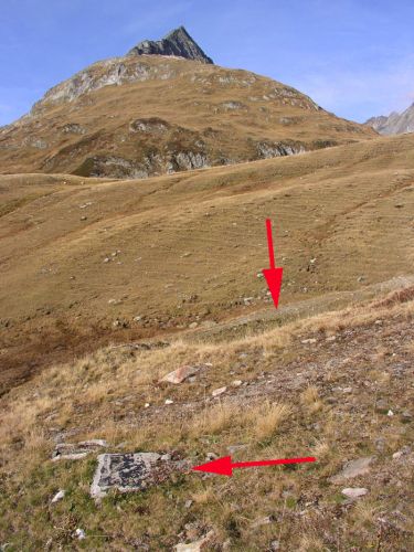Die gleichen Resten; im Hintergrund Strecke des "linken" Liftes
