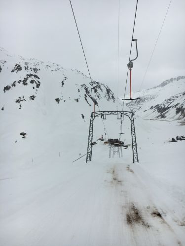Letzter Betriebstag, 3. April 2016 - [url=https://youtu.be/lgYaF3xL15E]Video vom letzten Tag (inkl. Fahrt mit dem ganzen Lift) hier[/url] - Bilder vom Bau der Nachfolge-Sesselbahn [url=http://www.jacomet.ch/themen/skilift/album/thumbnails.php?album=374]hier[/url]
