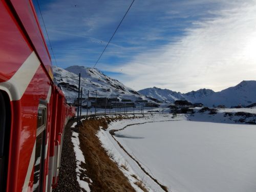 Oberalppass, 3. Dezember 2016 - Videos der Sesselbahn von heute [url=https://www.youtube.com/watch?v=2j2DSuSCVik]hier[/url] und [url=https://youtu.be/yxj-toiz6vc]hier[/url] 
