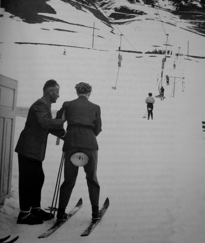 Der erste Tellerlift in Sedrun mit Felici Monn als Anbügler: Dieses Foto stammt aus der Heimatkunde "Tujetsch - Igl andament da sia historia" (Vischnaunca/Gemeinde Tujetsch 1987), Seite 393. Der Skilift wurde 1949 leider im Sommer ein Raub der Flammen, als die Scheune (beim Hotel Oberalp) niederbrannte, in dem er gelagert war. [url=http://www.mypage.bluewin.ch/hendry-tarcisi/Andament10.htm]Laut Tarcisi Hendrys Website[/url] - der übrigens den Originaltext des erwähnten Buches auf Romanisch enthält - wurde aber schon 1942 beim Dorfausgang von Sedrun gen Disentis ein Seil-Skilift erstellt, der der Übernamen "Kleidertrockner" erhielt. Dieser sei laut Alfred aber nur kurz in Betrieb gewesen.
