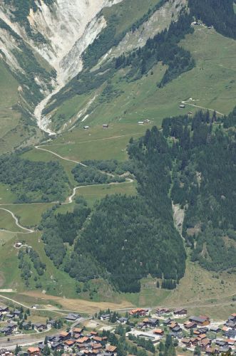 Ehemalige Strecke des Liftes im Juli 2006 [url=http://www.jacomet.ch/themen/skilift/album/thumbnails.php?album=30]vom Tgom aus gesehen[/url]
